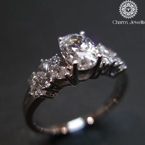 Anillo de Compromiso de Plata para Mujer Charm_Jewells con Moissanita de Corte Cojín, Certificado IGI, Engaste Clásico de Garras, Diseño Floral - Product Image 2