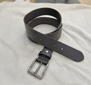 Cinturón de Cuero Color Carbón con Hebilla de Acero Satinado, Estilo Moderno, Ajustable, Unisex, para Uso Diario Informal - Product Image 3