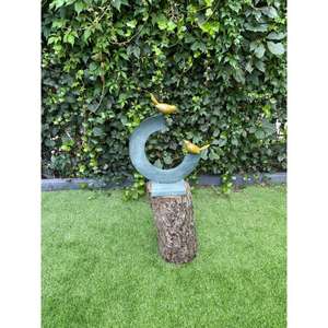 Sculpture de pilier circulaire abstrait avec oiseaux sur le dessus, base en métal, pour la décoration de jardins et d'événements. - Product Image 2