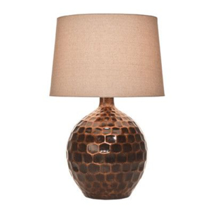 Lampe de table moderne en métal texturé martelé avec abat-jour en lin couleur avoine, idéale pour la décoration de chevet et de salon, pour la vente en gros - Product Image 6