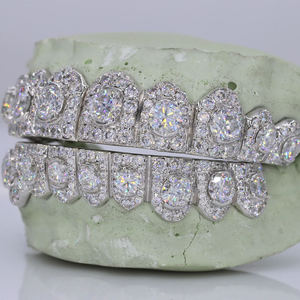 Grillz pour hommes plaqué rhodium, glamour, avec zircone cubique taille brillant rond sertie à griffes, bijoux de fête - Product Image 3