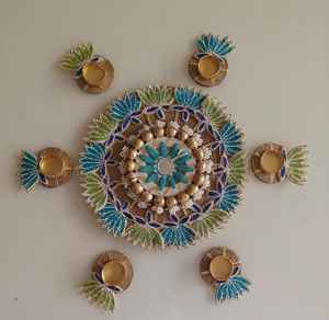 Portavelas de madera tradicional indio hecho a mano, tapete Rangoli, flores artificiales, decoración ecológica para velas de té en exteriores, para el hogar - Product Image 1