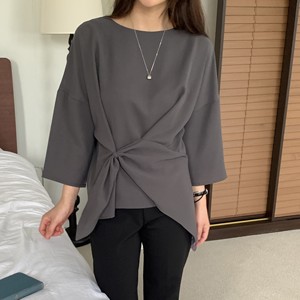 Chemisier asymétrique ample de haute qualité pour femme, fabriqué en Corée à partir de 100 % polyester, proposé par des grossistes en vêtements coréens - Product Image 3