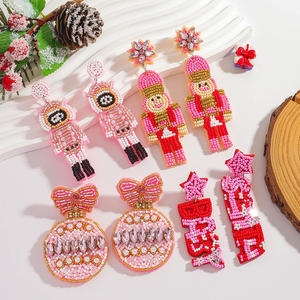 Colgante de cuentas de arroz rosas hecho a mano, con diseño de Papá Noel de dibujos animados y lazo, de cristal, para mujer, regalo festivo - Product Image 3