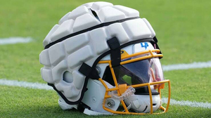 Casque de football américain de luxe en ABS souple, protection personnalisée avec logo, respirant, durable, coupe-vent, réglable avec fermeture à crochet - Product Image 3