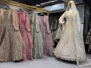 Robe de demoiselle d'honneur rose brodée en dentelle vintage, style Lehenga, à manches longues, pour mariage, soirée formelle, avec voile - Product Image 5