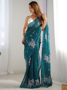 Sari Jimmy Chu Pedding au look riche et élégant, avec de magnifiques broderies et un travail de sequins de 3 mm, accompagné d'un chemisier assorti. - Product Image 3