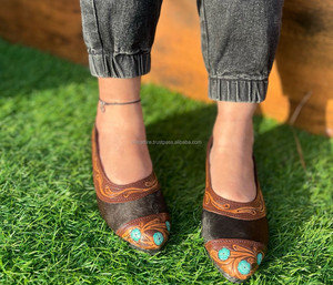 รองเท้าหนังวัวแท้แบบปิดปลายเท้าสำหรับผู้หญิงลายดอกไม้ตะวันตกทำด้วยมือมีสไตล์วินเทจใหม่ - Product Image 2