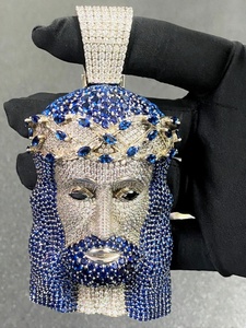 Pendentif Jésus vintage en argent 925 plaqué rhodium, serti de moissanite taille brillant, avec breloque couronne et micro-incrustation bleue et blanche - Product Image 2