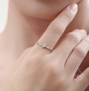 แหวนเงินแท้รูปพระจันทร์เสี้ยวเล็กพิเศษ ดีไซน์เรียบง่ายและมินิมอล - Product Image 3