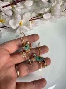 Boucles d'oreilles manchette de luxe en émail vert de qualité supérieure avec perles, bijoux fantaisie faits à la main, disponibles à la vente - Product Image 4