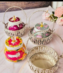 Rajasthani pichwai ชุดเซรามิกศิลปะทำด้วยมือพร้อมที่ใส่ในตะกร้าโลหะชุบเงินสำหรับตกแต่ง - Product Image 2