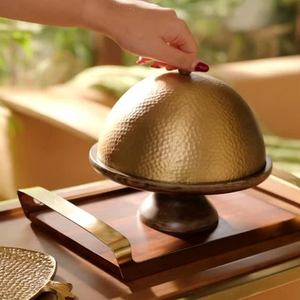 Impresionante soporte para pasteles de metal hecho a mano con tapa de cúpula martillada y base de madera, perfecto para exhibir postres con elegancia en la mesa. - Product Image 4