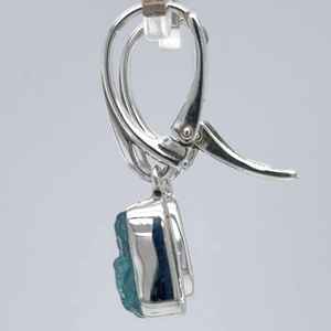 Boucles d'oreilles Leverback en Apatite bleu-vert brute naturelle, taillée à l'état brut, en Argent Sterling - Product Image 2