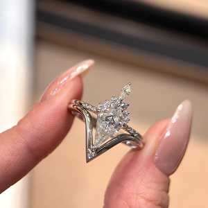 แหวนมอสซาไนต์ทรงคิท 2 กะรัต รูปทรงลูกศร สำหรับผู้หญิง เงินแท้ 925 ดีไซน์ทันสมัย ของขวัญเครื่องประดับเจ้าสาวสำหรับงานแต่งงาน - Product Image 3
