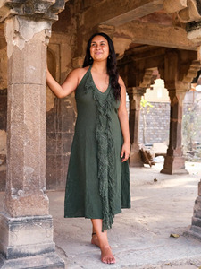 Elegante Vestido Maxi Verde Oliva de Algodón Hecho a Mano con Cuello Halter y Bordado Geométrico Intrincado y Delicado para un Estilo Bohemio - Product Image 6