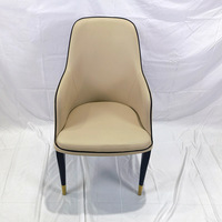Chaise de salle à manger moderne de luxe léger avec accoudoirs, Poltrona Per Sala Da Pranzo, avec surpiqûres en losange et finitions dorées pour Villa et Café