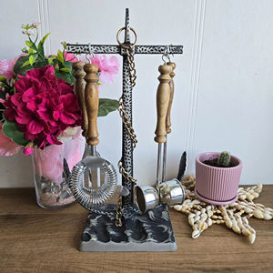 Ensemble d'outils de bar à manches en bois faits à la main avec support métallique design, parfait pour les bars à domicile, la présentation et l'accueil des invités, en provenance d'Inde. - Product Image 1