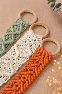 Anneau de serviette en macramé coloré et élégant, parfait pour la décoration de la table à manger à la maison et l'arrangement moderne de la table, en provenance d'Inde. - Product Image 2
