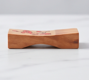 Reposacucharas de madera con soporte para palillos, tallado con patrón floral rojo, para utensilios de cocina y comedor. - Product Image 3