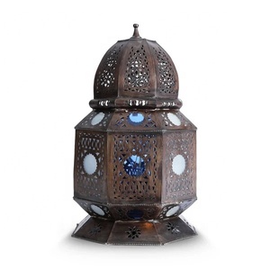 Lanterne en métal marocaine à motif floral en treillis avec dôme, panneaux en verre dépoli, finition noire antique pour la décoration de la maison pendant le Ramadan - Product Image 3