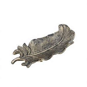 Plateau décoratif en laiton antique en forme de feuille, design rustique, pièce unique, thème végétal, plateau décoratif horizontal en aluminium - Product Image 1
