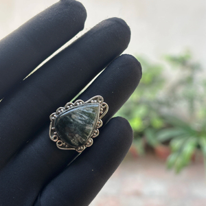 Bague de fiançailles et de mariage fantaisie en argent sterling 925 avec séraphinite verte naturelle taille poire, sertie clos, faite à la main - Product Image 1