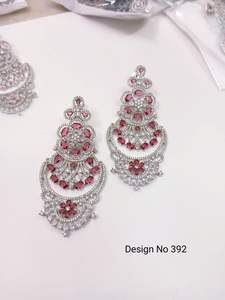 Boucles d'oreilles élégantes en strass plaqué argent, style chandelier, pour mariages et occasions spéciales - Product Image 2