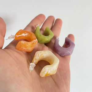 Pendientes de aro de resina modernos y gruesos, pendientes de aro abiertos con colores llamativos, pendientes geométricos de acrílico, artesanía retro de resina. - Product Image 1