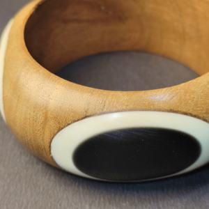 Bracelet manchette large en bois naturel et résine blanche, style bohème, fait main, durable et écologique – Tendance actuelle - Product Image 2