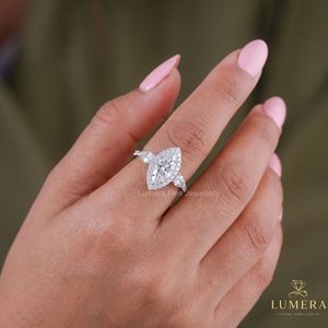 Anillo de compromiso de oro blanco con diamantes de laboratorio marquise de tres piedras con corte de pera y halo - Product Image 5