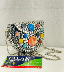 Bolso de mano de metal de inspiración vintage con tallas intrincadas y estilo bohemio, bolso de noche de moda, proveedor mayorista de FWE - Product Image 3