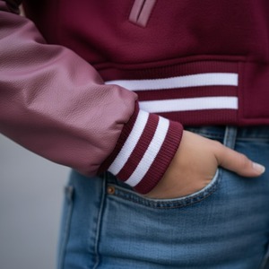 เสื้อแจ็คเก็ตวาร์ซิตี้สีแดงเลือดหมู กันลม ปักลาย '94 คอตั้ง ผ้าวูล/วิสโคส ติดกระดุมด้านหน้า สไตล์พรีปปี้ ทรงปกติ ใส่ได้ในฤดูใบไม้ร่วง - Product Image 5