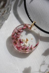 Collar de Resina Floral Hecho a Mano, Collar Artístico con Flores Naturales, Collar con Dije Floral de Resina - Product Image 3