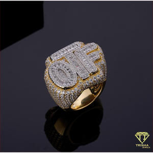 Anillo de Plata 925 con Letra y Diamante Cultivado en Laboratorio, Estilo Iced en Tono Dorado, Joyería para Revendedores Mayoristas - Product Image 2