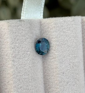 Zafiro Verde de Corte Ovalado, Gema Natural Facetada, Calidad de Gema Suelta, Certificado por Terceros, Tamaño Libre para Joyería - Product Image 2