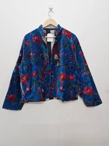 Veste bomber en velours à imprimé floral bleu de Best Design, manteau d'hiver de luxe pour femmes, vêtements de mariée bohèmes, cadeau élégant pour demoiselle d'honneur - Product Image 2
