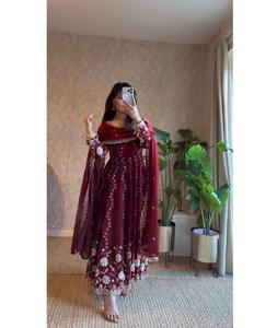 Robes Anarkali en soie Fendy, vêtements ethniques indiens, avec broderie de fils et de sequins, vêtements traditionnels indiens, robes de mariage et tenues de cérémonie. - Product Image 1