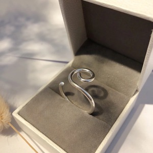 Anillo de Plata 925 con Letra S, Estilo Minimalista, Unisex, para Uso Diario - Product Image 3
