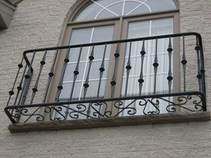 Rampe de balcon traditionnelle en fer forgé ; assemblage DIY, résistante à la rouille pour usage extérieur. - Product Image 2