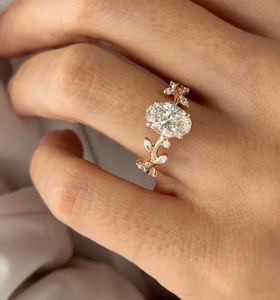 Anillo de compromiso de diamante blanco de corte ovalado en oro rosa macizo con banda floral de hojas y diamantes marquesa, diseño clásico de tallos y engaste de puntas finas. - Product Image 4