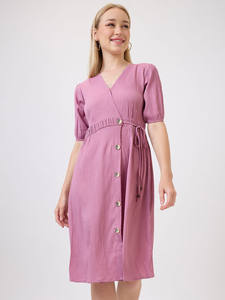 เดรสชีฟองพิมพ์ลายดอกไม้คุณภาพสูงสำหรับฤดูร้อน ความยาวปานกลาง คอวี แต่งเชือกผูก ดีไซน์หรูหราสำหรับผู้หญิง ตกแต่งด้วยกระดุม - Product Image 4