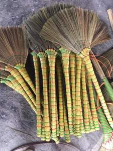 Escoba de hierba natural hecha a mano para limpieza de suelos, de larga duración, venta al por mayor, escoba de hierba suave de 120 cm con mango de bambú, pedido a granel - Product Image 5