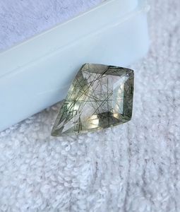 Piedra Preciosa de Rutilo 100% Natural: Piedra Preciosa Suelta en Forma de Cometa para la Fabricación de Joyas a Precio de Mayoreo, Todas las Formas y Tamaños Disponibles. - Product Image 2