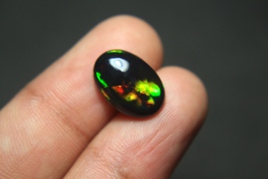 Ópalo Negro Gema Preciosa Natural Etíope de 15*10*5mm, Corte Ovalado, Cabujón de 3.80 Quilates con Fuego Multicolor, Piedra Suelta - Product Image 4