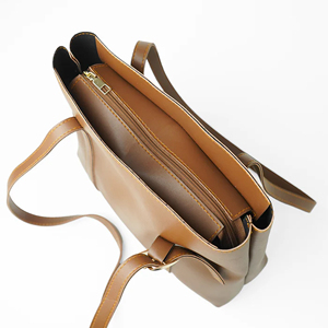 Sac fourre-tout en cuir véritable pour femmes |   Sac à bandoulière à fermeture éclair haute |   Sac à main minimaliste pour un usage quotidien |   Personnalisable de qualité supérieure - Product Image 5