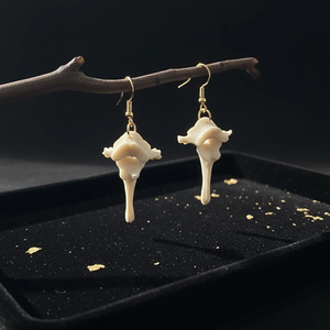 Pendientes Tradicionales de Hueso Tallado, Hechos a Mano - Product Image 1