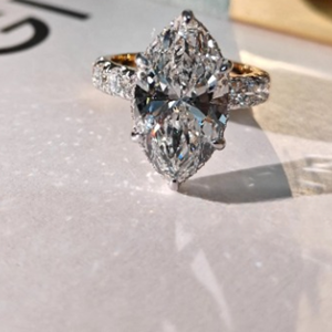 แหวนเพชรทรงรี 7 กะรัต ผลิตในห้องปฏิบัติการ Global Gems รับรองโดย IGI ตัวเรือนทอง 14K ฝังแบบซ่อน ดีไซน์หรูหราคลาสสิกสำหรับทั้งชายและหญิง เหมาะสำหรับเป็นแหวนหมั้น - Product Image 6