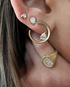 Pendientes de Oro Sólido de 14k al por Mayor con Diamantes Cultivados en Laboratorio de Corte Pera, Diseño Minimalista y Delicado, Engaste de Bisel en Forma de C, Pendientes de Media Luna, Joyería - Product Image 2