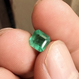 Émeraude Naturelle Rara de Zambie 1,39 Carat Vert Intense Carrée, Pierre Précieuse Libre pour la Création de Bijoux Personnalisés Haut de Gamme - Product Image 1